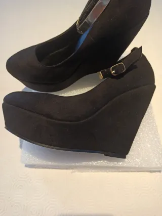 Scarpe con tacco e cinturino nere