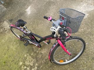 Bicicleta Decathlon Negra y Rosa