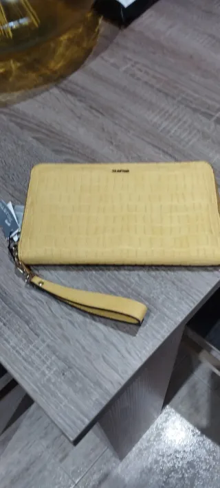 Monedero grande mostaza con asa