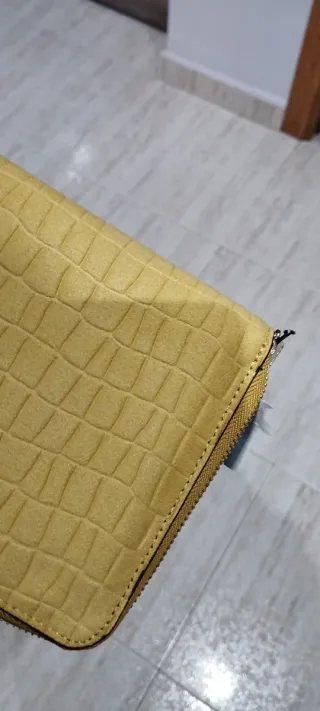 Monedero grande mostaza con asa