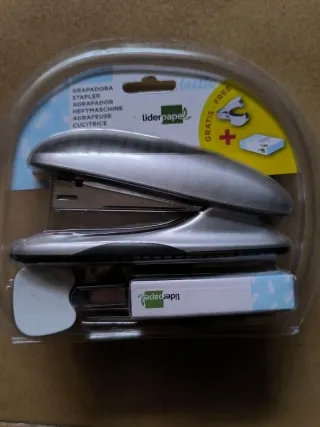 Grapadora Liderpapel con grapas y quitagrapas