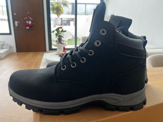 Botas impermeables negras y grises sin estrenar