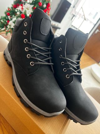 Botas impermeables negras y grises sin estrenar
