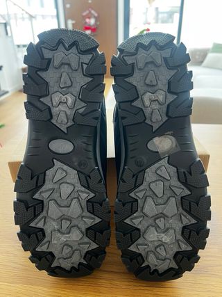 Botas impermeables negras y grises sin estrenar