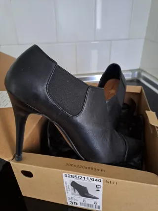 Botines tacón punta elástico negros