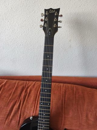 Guitarra Eléctrica LTD EC-10 BLK + GigBag