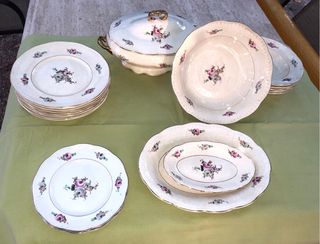 Preciosa y señorial antigua vajilla de porcelana