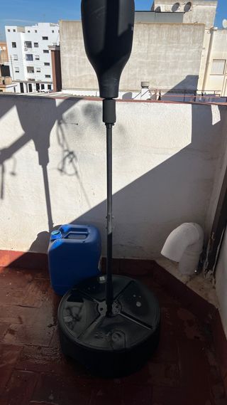 Saco de boxeo con base y bidón