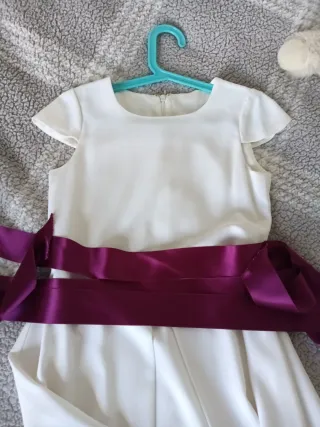 Vestido blanco con fajín morado