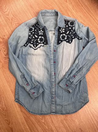 Camisa vaquera Desigual con encaje