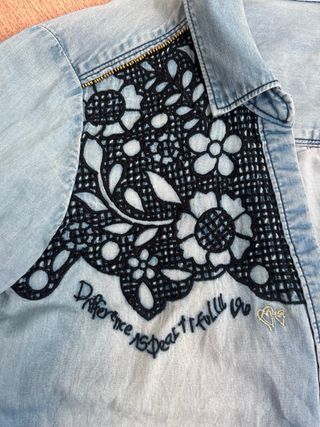 Camisa vaquera Desigual con encaje