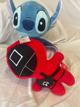 Peluche Stitch y Juego Calamar