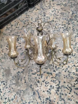 Lámpara de araña con tulipas de cristal