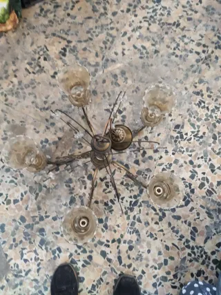 Lámpara de araña con tulipas de cristal