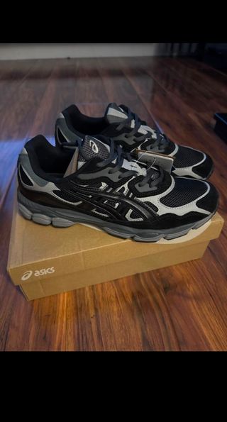 Zapatillas Asics Negras y Grises