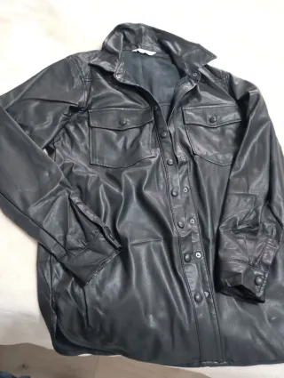 Chaqueta efecto piel negra