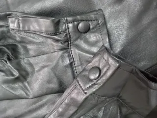 Chaqueta efecto piel negra