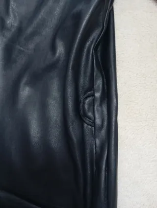 Chaqueta efecto piel negra