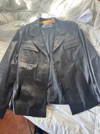 Chaqueta corta de piel DEUBO negra