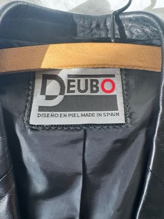 Chaqueta corta de piel DEUBO negra