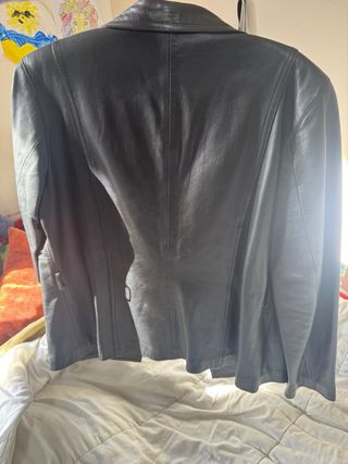 Chaqueta corta de piel DEUBO negra