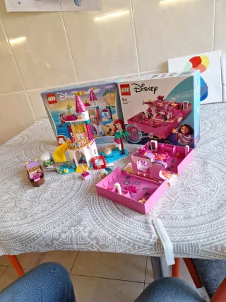 Set di costruzione Lego Disney con personaggi de La Sirenetta e Encanto