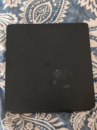 PS4 Slim Negra + 2 Mandos y 6 Juegos