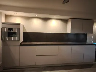 Cocina modular beige y plateada