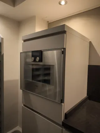 Cocina modular beige y plateada