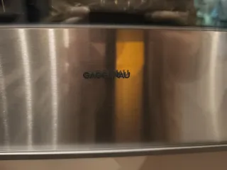 Cocina modular beige y plateada