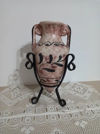 Vaso in ceramica con piedistallo