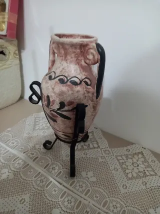 Vaso in ceramica con piedistallo