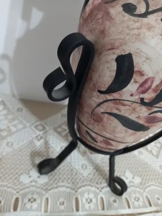 Vaso in ceramica con piedistallo