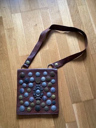 Bolso de piel con monedas y adornos