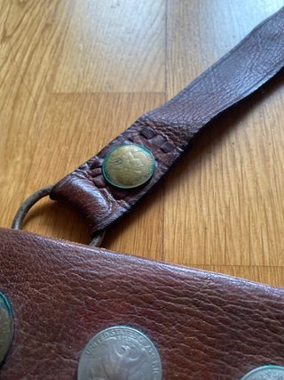 Bolso de piel con monedas y adornos