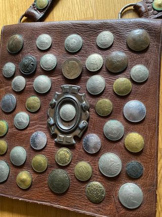 Bolso de piel con monedas y adornos