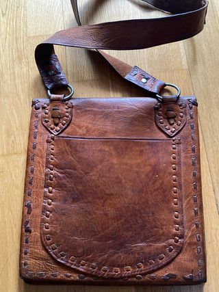 Bolso de piel con monedas y adornos