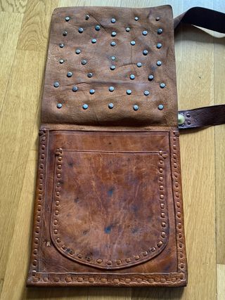 Bolso de piel con monedas y adornos