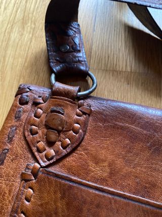 Bolso de piel con monedas y adornos