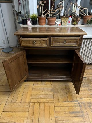 Aparador de madera antiguo