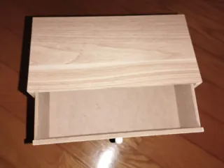 Armario con 3 cajones de  madera.