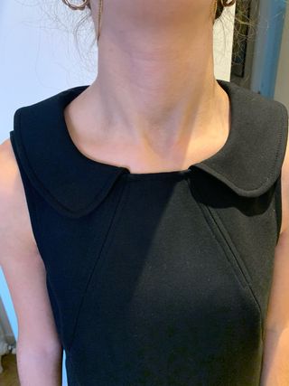 Vestido negro con cuello Peter Pan