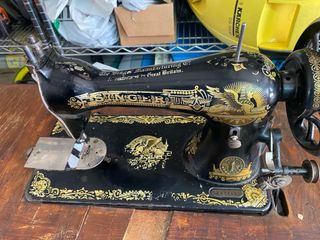 Máquina de coser Singer antigua negra dorada