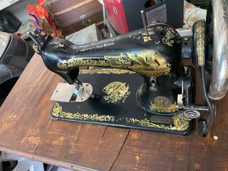 Máquina de coser Singer antigua negra dorada