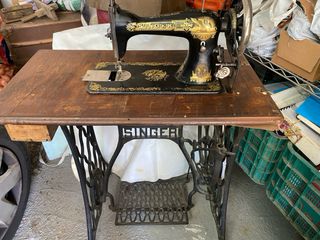 Máquina de coser Singer antigua negra dorada