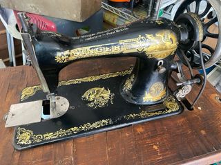 Máquina de coser Singer antigua negra dorada