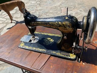 Máquina de coser Singer antigua negra dorada