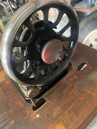 Máquina de coser Singer antigua negra dorada