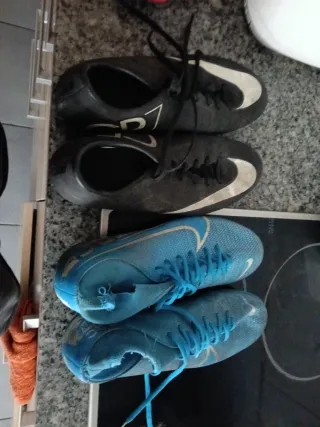 Zapatillas de fútbol Nike negras y azules