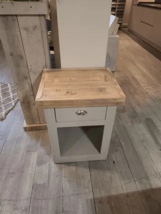 Mesita de noche de madera